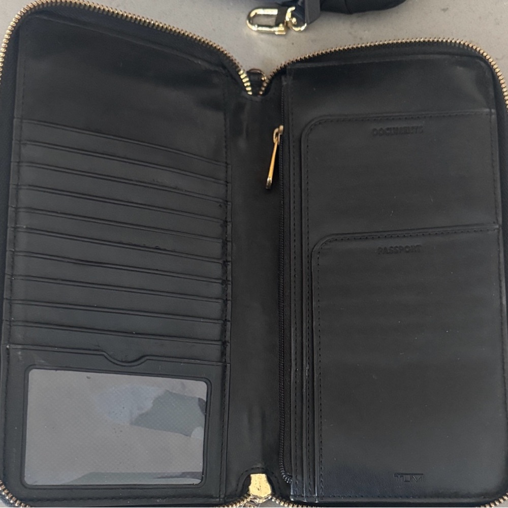 Tumi Belden Travel Wallet EXCELLENT CONDITION! FINAL MARKDOWN